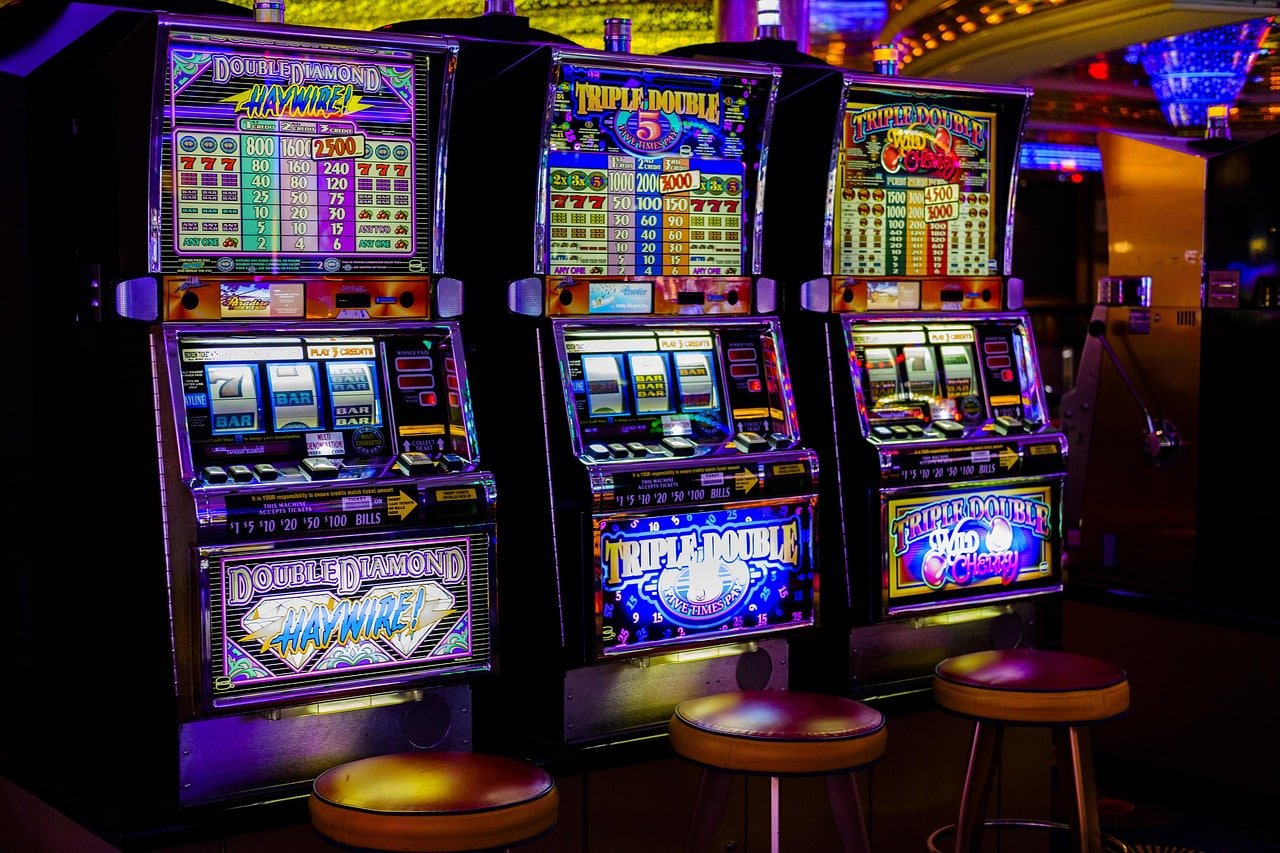 Game lobby overview showing slot and live casino categories on phplus club