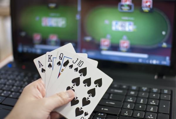 Filipino player making a Philippine Peso deposit on phplus club mobile browser